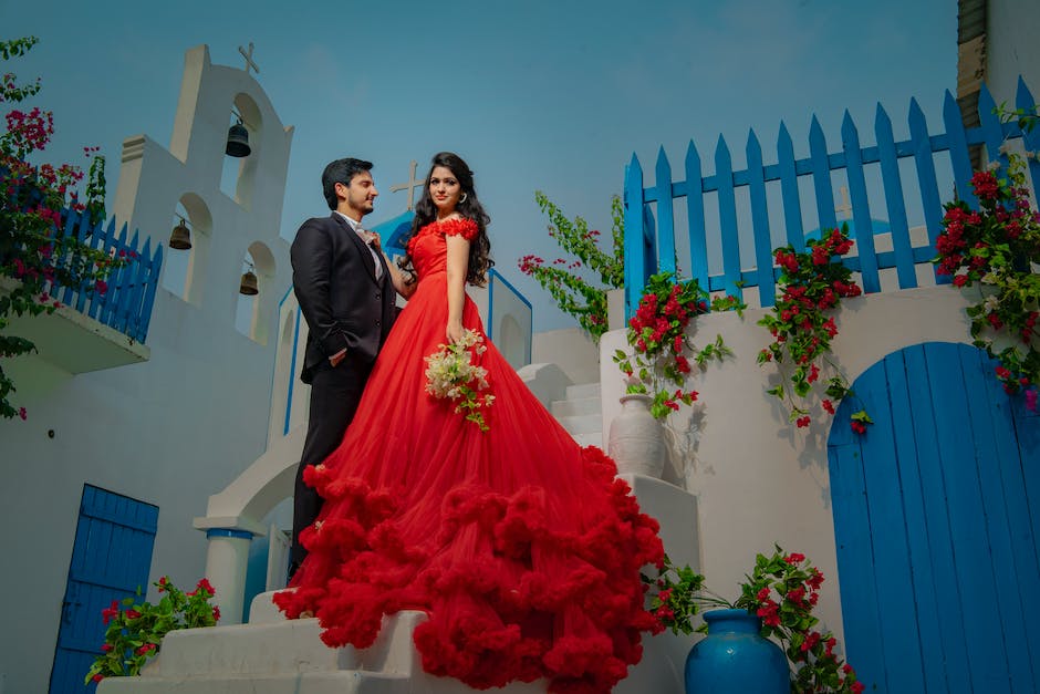 Rote Kleider auf einer Hochzeit symbolisieren Glück und Freude.
