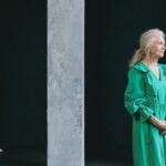 Kombinieren von verschiedenen Farben für ein grünes Kleid