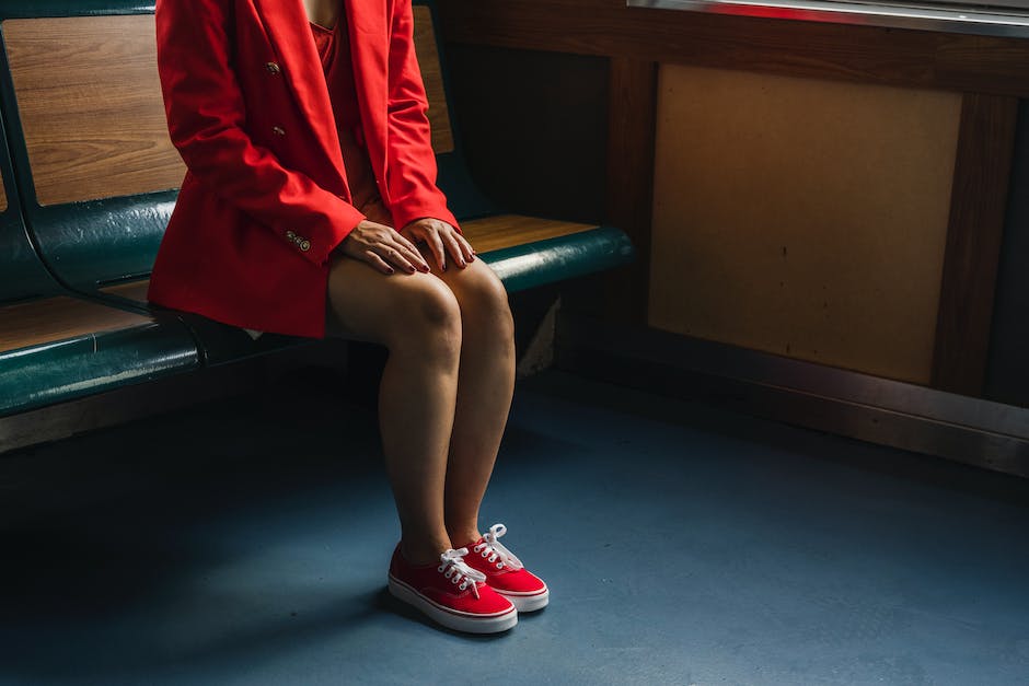 welche Schuhe passen zu einem roten Kleid?