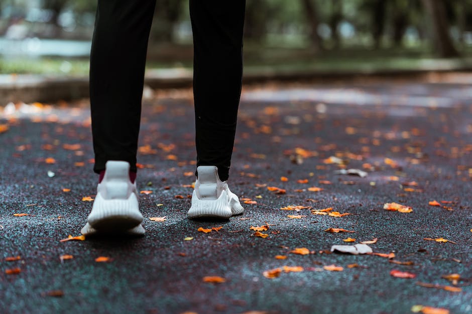 Das perfekte Schuhwerk, um ein Kleid im Herbst zu tragen