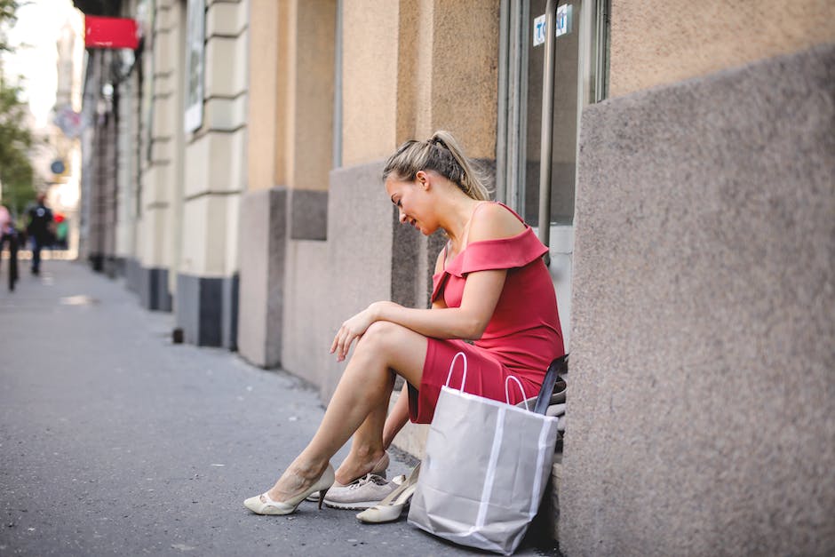 schuhe mit rosa Farbakzenten zu einem rosa Kleid