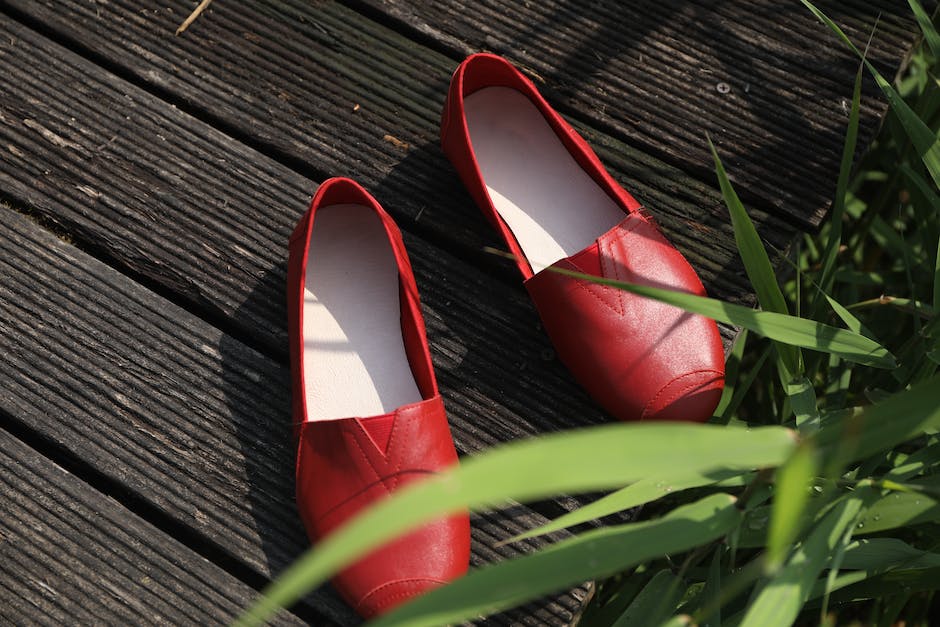 schicke rote Schuhe für ein Kleid