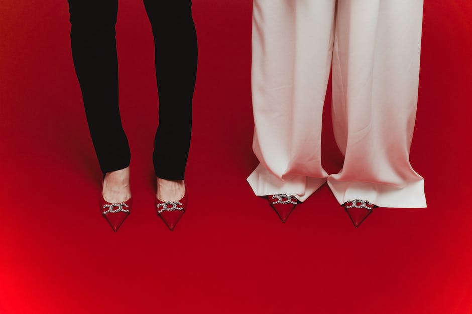 Schuhe passend zu rotem Kleid