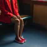 Stilsichere Schuhwahl zu einem roten Kleid