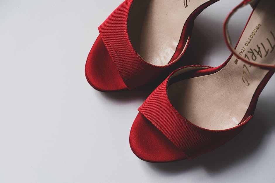  stilvolle Schuhe zum roten langen Kleid