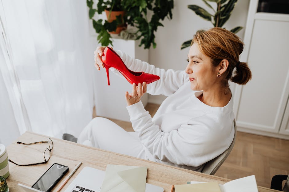 schwarze Schuhe passen am besten zu roten Kleidern