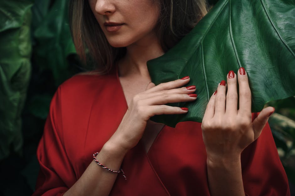 Nagellack Farbe passend zu rotem Kleid