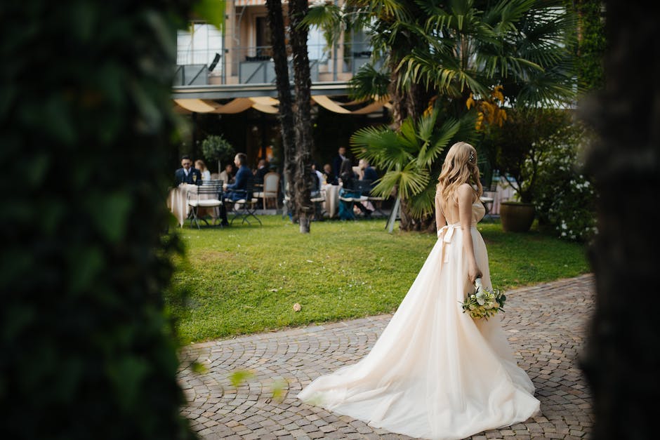 Kleid zum Bauch kaschieren