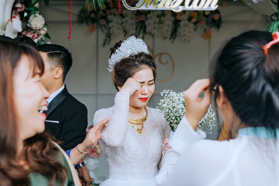 Hochzeitsgast-Outfit: Wie man ein kurzes Kleid trägt
