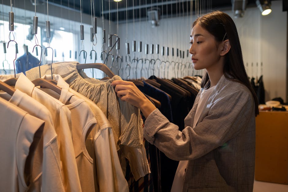  Kleiderkauf in Geschäften und Online Shops